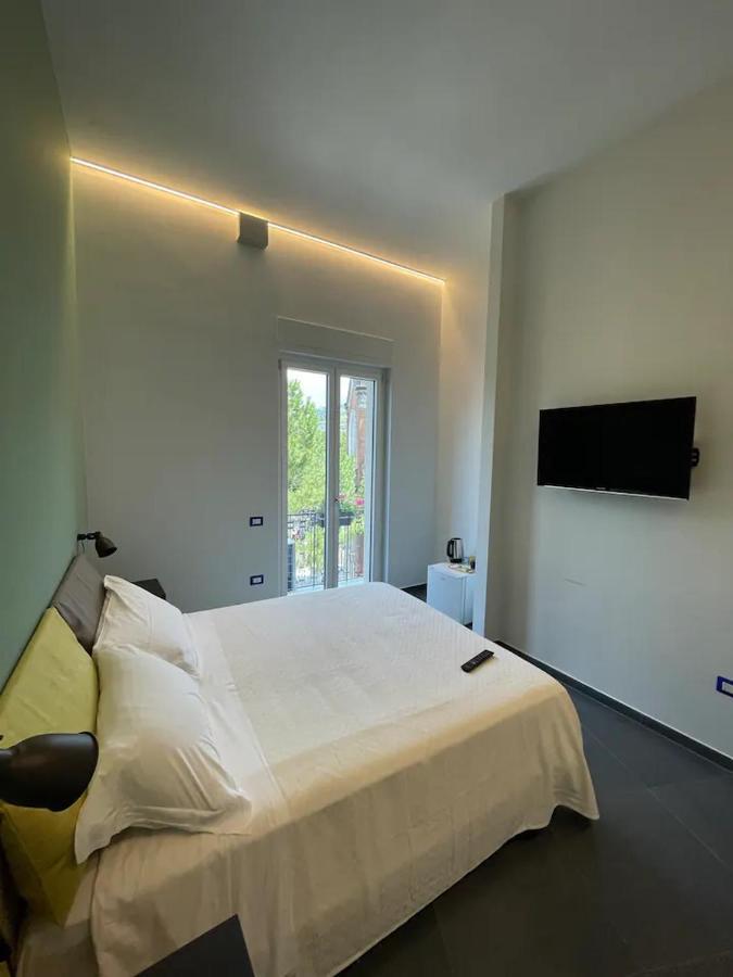 B&B Un Passo Dal Treno Piazza Vittorio Veneto 36-Salerno Station Exterior photo