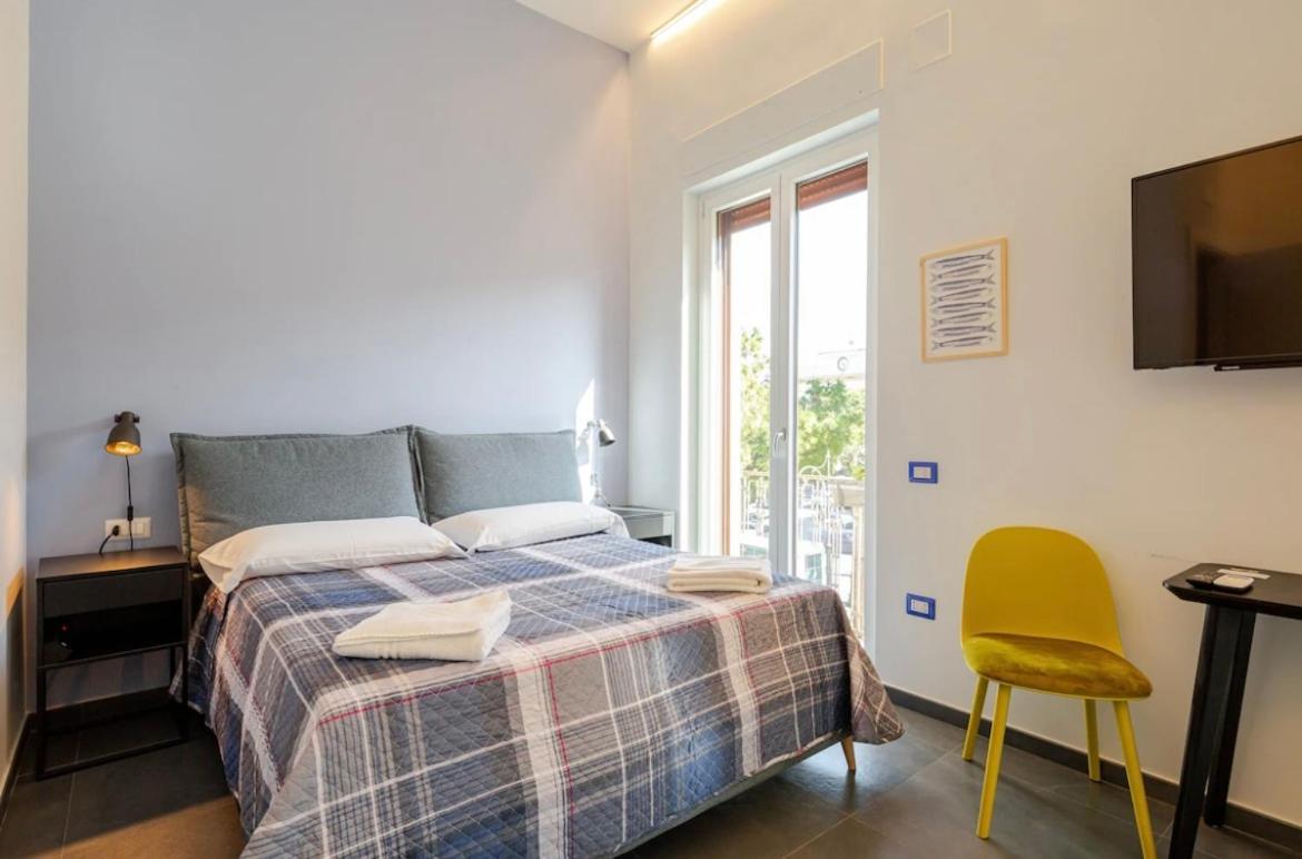 B&B Un Passo Dal Treno Piazza Vittorio Veneto 36-Salerno Station Exterior photo