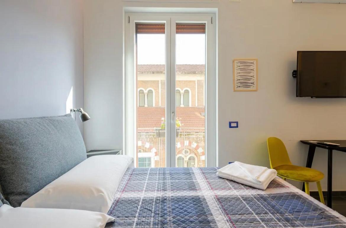 B&B Un Passo Dal Treno Piazza Vittorio Veneto 36-Salerno Station Exterior photo